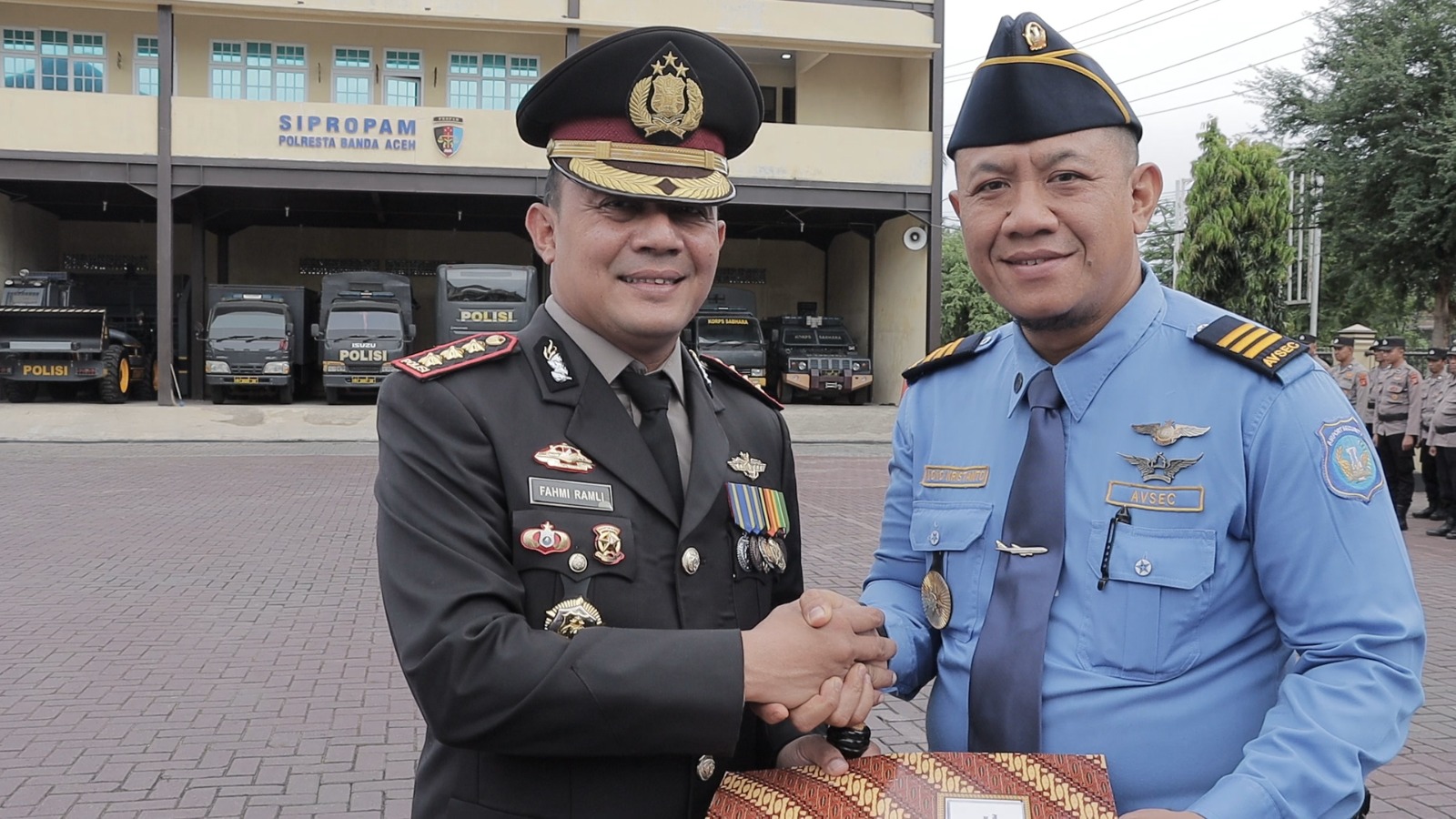 Peringati Hari Pahlawan, Kapolresta Banda Aceh Serahkan Sejumlah Penghargaan