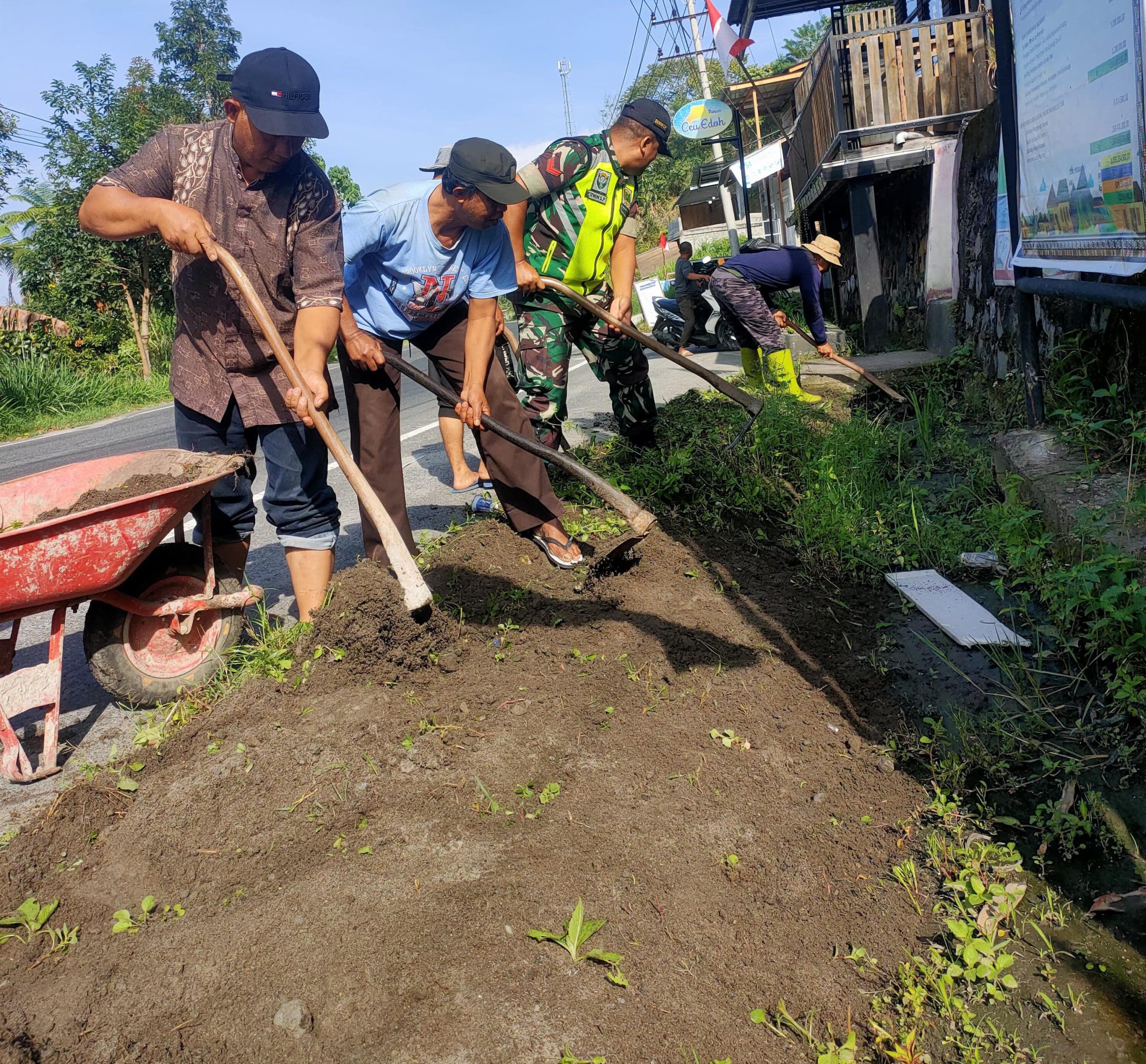 Ciptakan Lingkungan Bersih, Babinsa 03/TG Dan Warga Gelar Gotong Royong