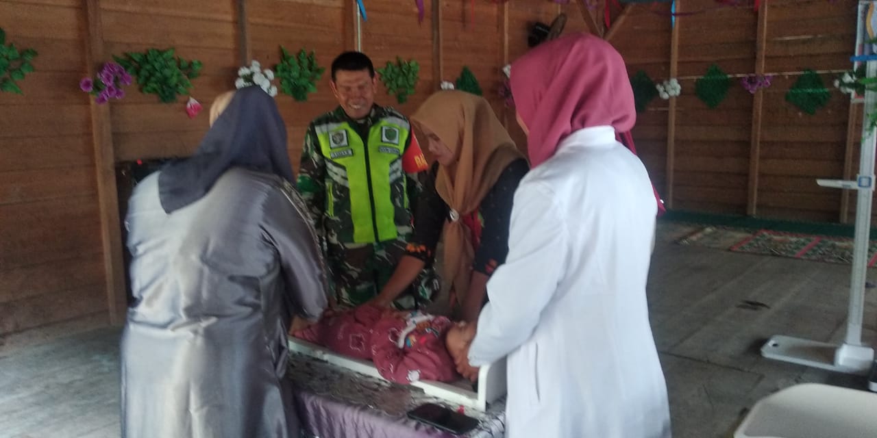 Wujudkan Balita Sehat, Babinsa 01/Bandar Dampingi Posyandu