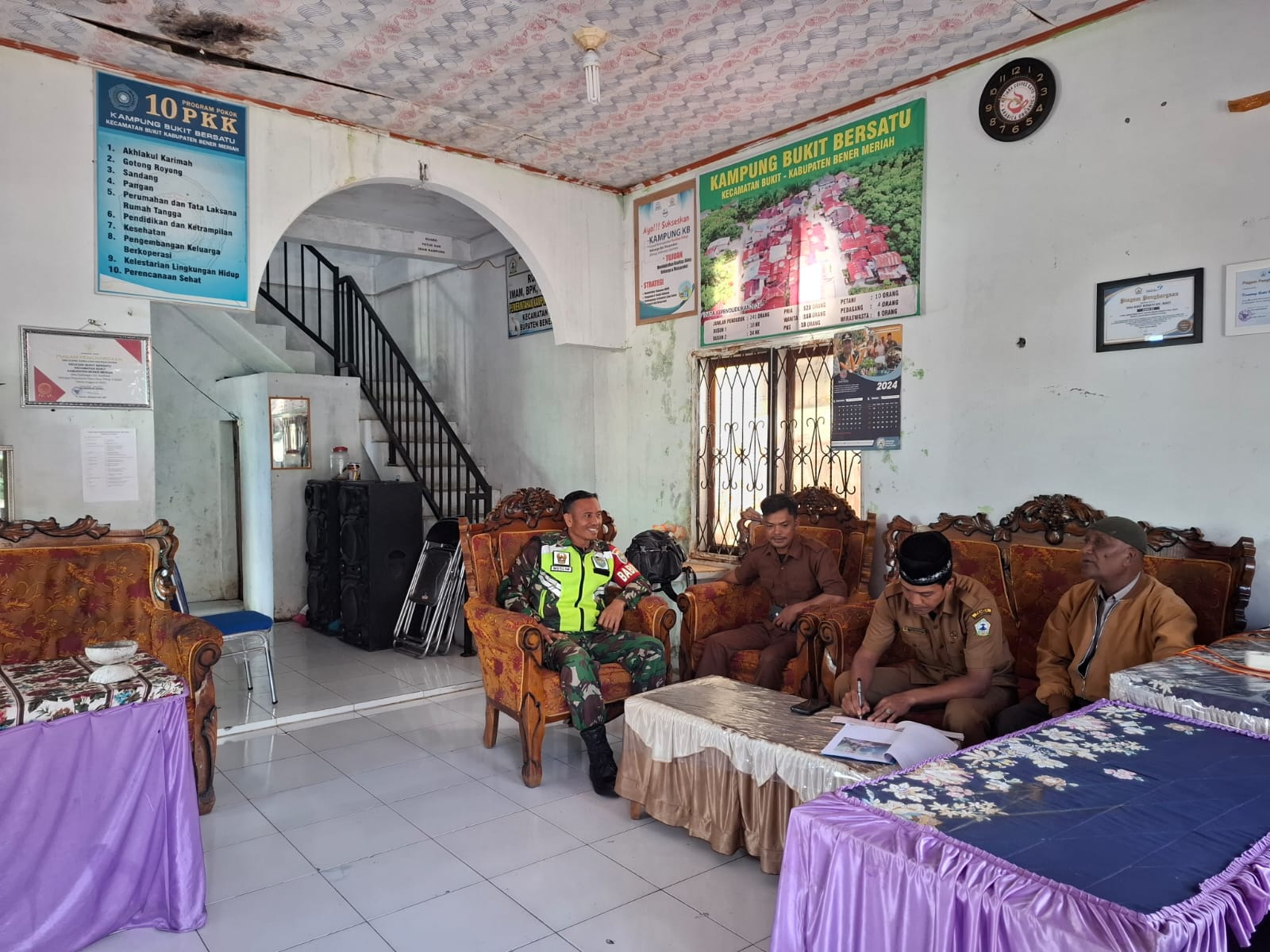 Babinsa Koramil 06/Bukit Anjangsana Ke Kantor Desa