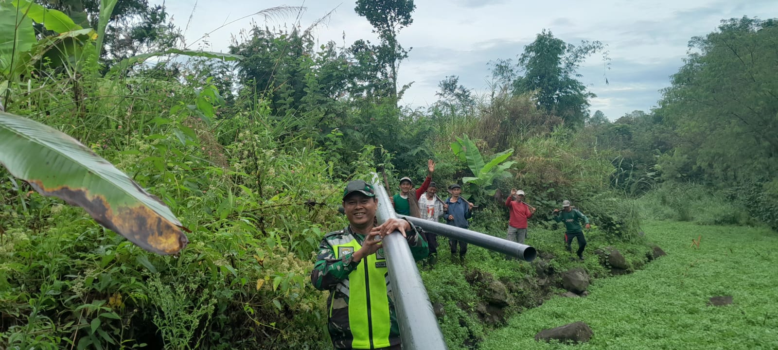 Babinsa Koramil 01/Bandar Bersama Warga Gotong Royong Pasang Saluran Air Bersih