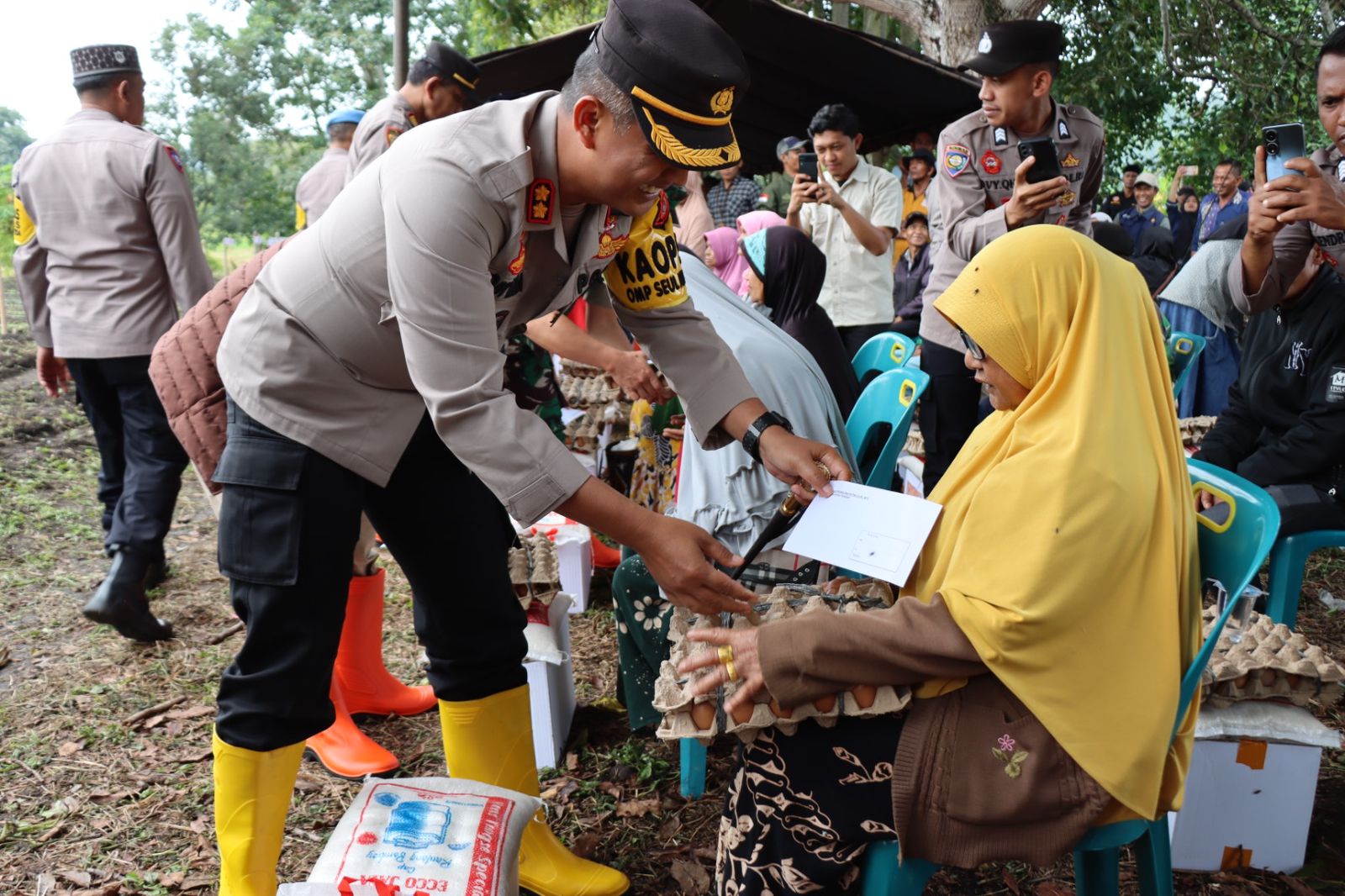 Jumat Berkah, 20 Warga Kampung Mulie Jadi Sumringah Terima Paket Sembako Polres Aceh Tengah