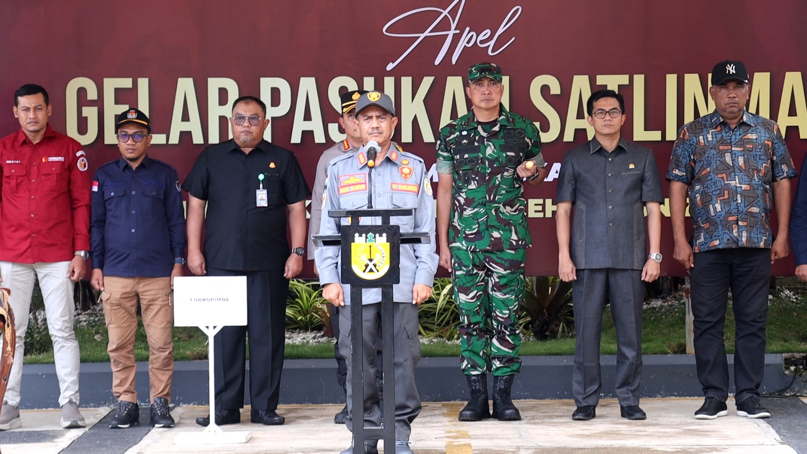 Pemko Banda Aceh Serahkan 670 Anggota Linmas Kepada Polresta