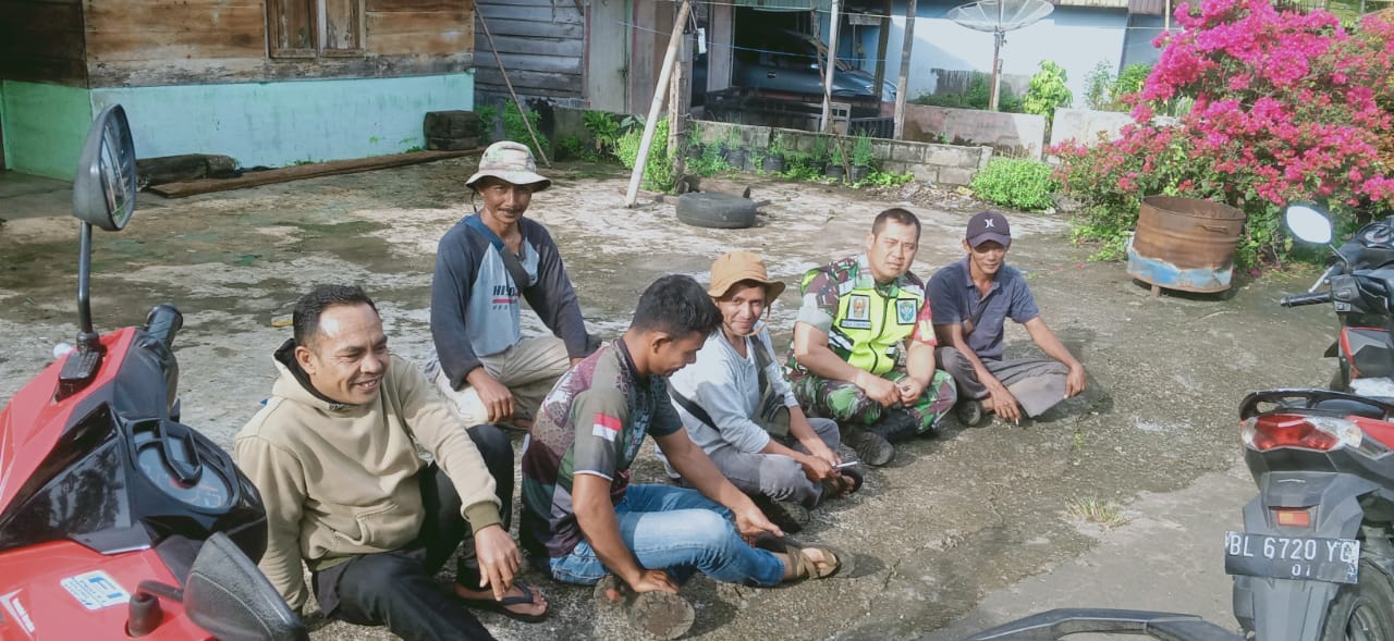 Babinsa Koramil 04/PRG Komsos Dengan Masyarakat Musara Pakat.