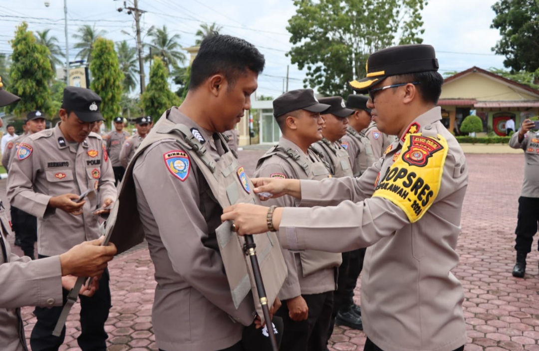 Jelang Pilkada, Kapolres Aceh Timur Serahkan Kaporlap Kepada Bhabinkamtibmas