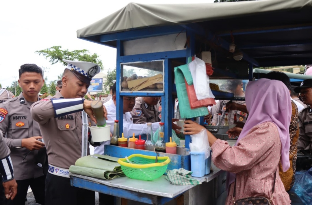 Tingkatkan Keakraban, Usai Apel Pagi Kapolres Aceh Timur Sarapan Pagi Bersama Personel