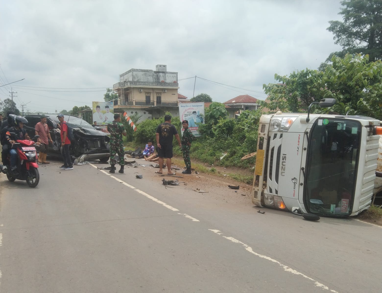 Tabarakan Truk Tangki dan Toyota Rush, Supir dan Temannya dibawa warga ke RSUD Talang Ubi