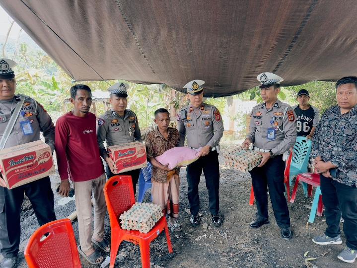 Satlantas Polres Luwu Serahkan Bantuan Kemanusiaan kepada Korban Kebakaran di Desa Saronda, Kecamatan Bajo Barat