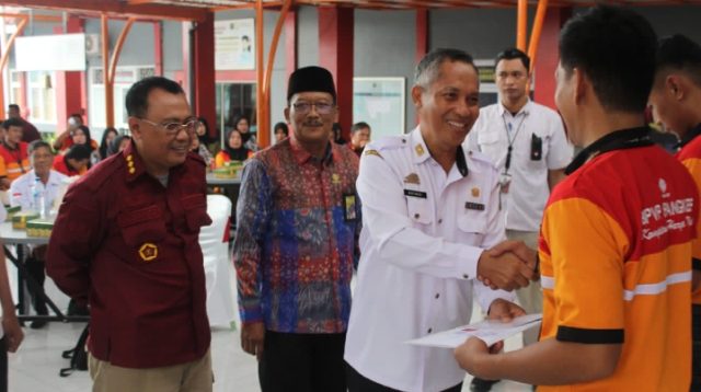 Pj Walikota Parepare Menyerahkan Sertifikat Kelulusan Kepada 48 Orang WBP di Lapas Kelas IIA Parepare Serta Menutup Pelatihan Vokasi