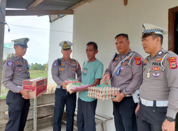 Satlantas Polres Luwu Tanggap Bencana, Serahkan Bantuan untuk Korban Angin Kencang di Desa Murante