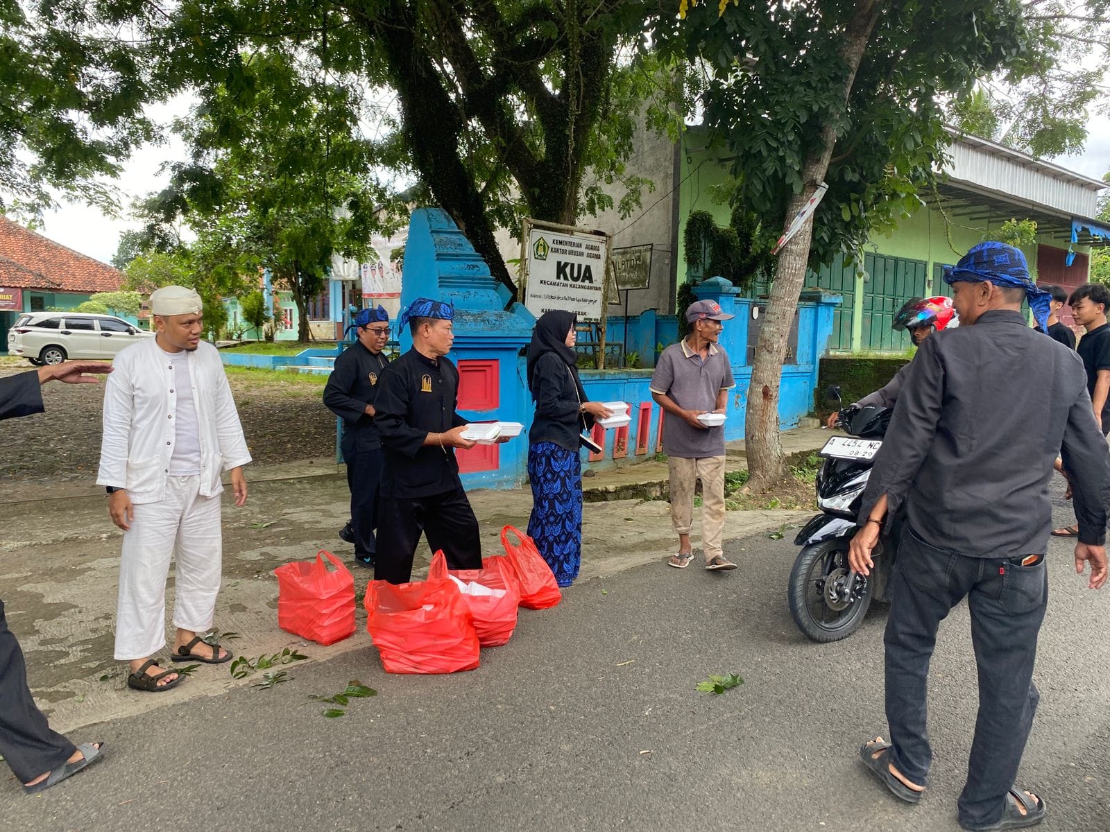 HUT Ke-196 Pemerintah Kecamatan Kalanganyar Berbagi Nasi Kotak Untuk Warga