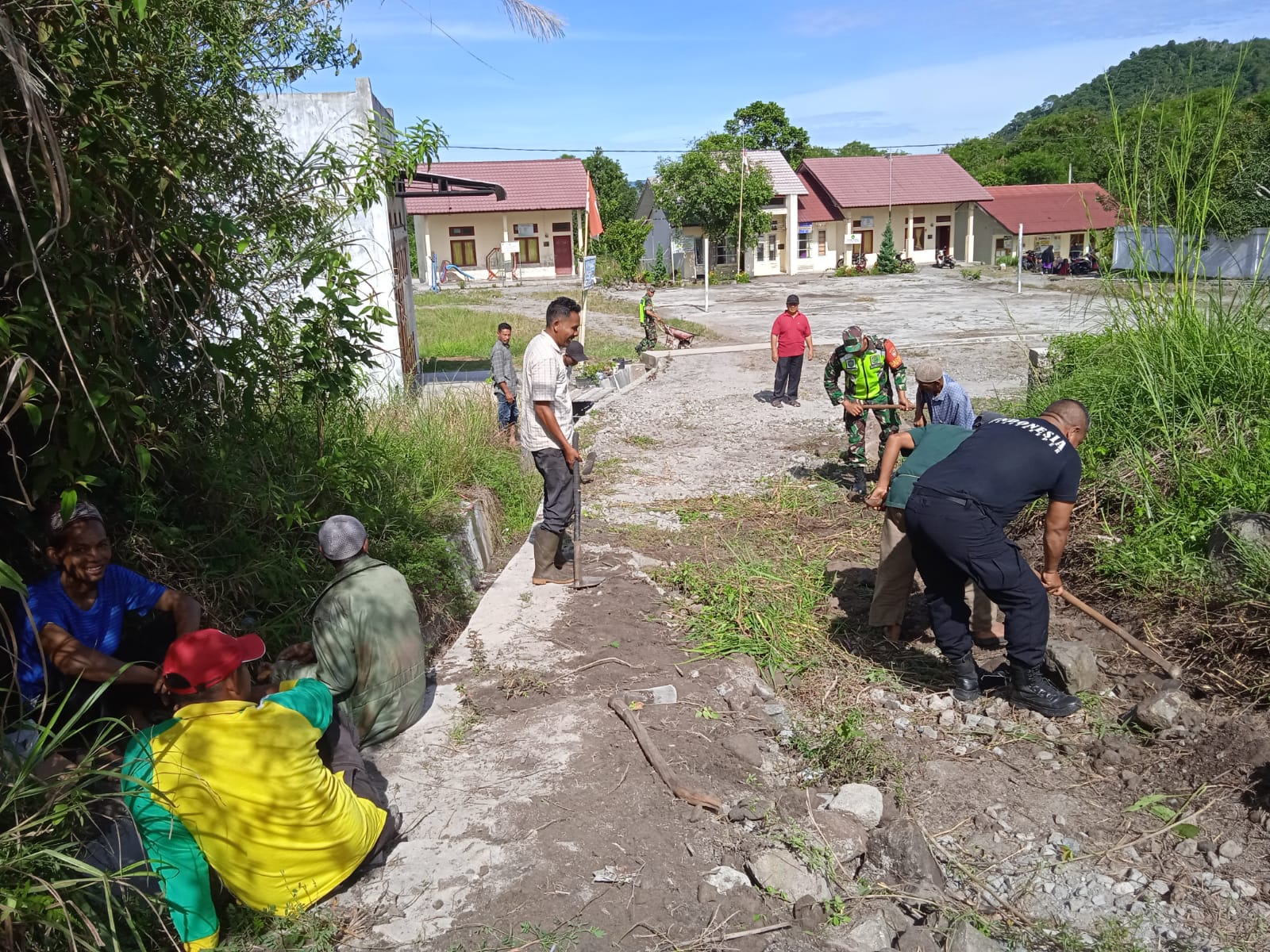 Jumat Bersih, Babinsa 02/Wps Bersama Warga Bersihkan Drainase