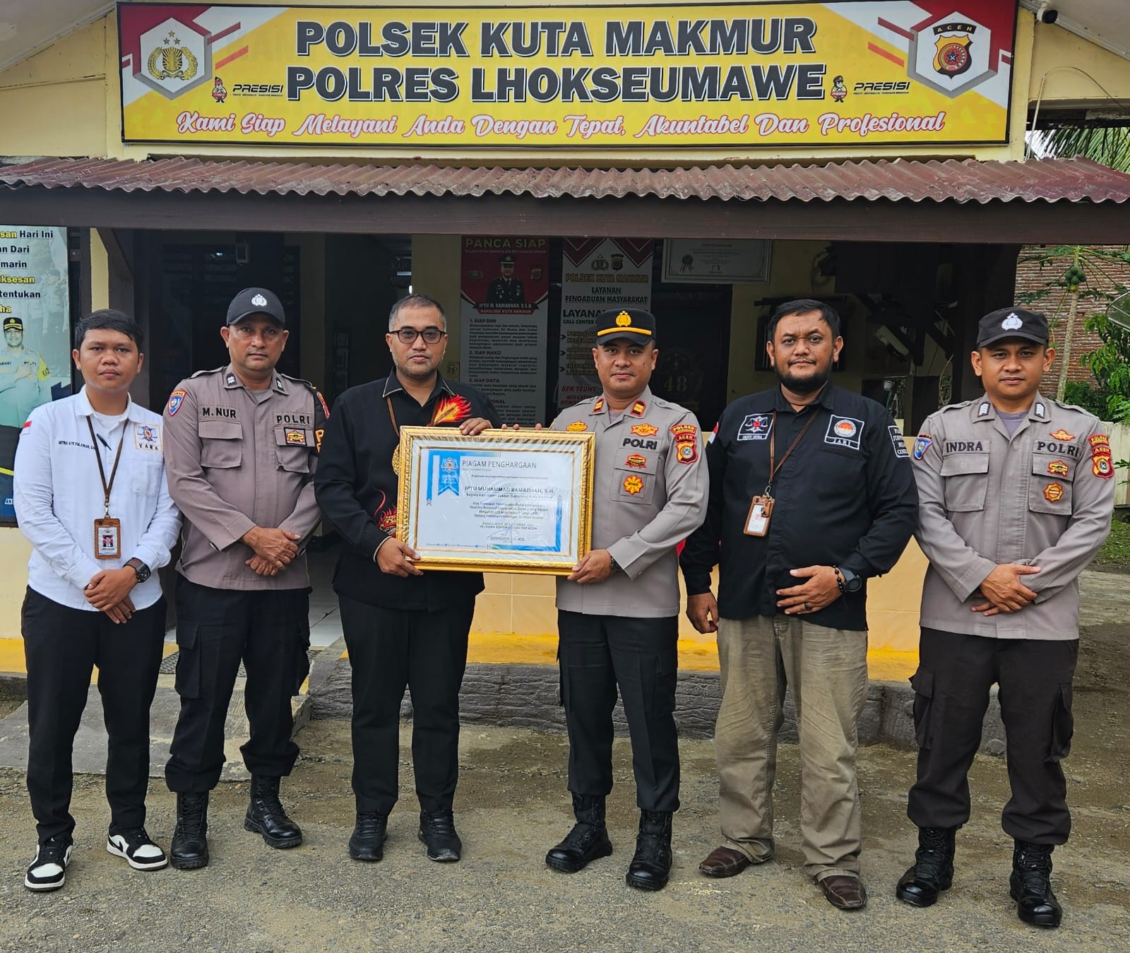 YARA Aceh Beri Penghargaan kepada Polsek Kuta Makmur atas Upaya Pemberantasan Narkoba dan Restorative Justice  LHOKSEUMAWE – Polsek Kuta Makmur Polres Lhokseumawe menerima penghargaan dari Yayasan Advokasi Rakyat Aceh (YARA) atas keaktifan dalam pencegahan dan pemberantasan narkoba serta penerapan penyelesaian perkara berdasarkan keadilan restoratif (restorative justice) di Mako Polsek Kuta Makmur, kamis (05/12/2024) siang.  Penghargaan diserahkan langsung oleh Ketua YARA Aceh, Safaruddin, S.H., M.H., didampingi Ketua YARA Kota Lhokseumawe, Ibnu Sina, S.H., bersama tim advokat YARA. Kapolsek Kuta Makmur, IPTU M. Ramadhan, S.H., bersama jajarannya menerima penghargaan tersebut sebagai bentuk apresiasi atas dedikasi mereka dalam menjaga keamanan dan ketertiban masyarakat.  Kapolres Lhokseumawe AKBP Henki Ismanto, S.I.K melalui Kapolsek Kuta Makmur IPTU  M. Ramadhan, SH menyampaikan bahwa upaya pemberantasan narkoba merupakan arahan dari Kapolres Lhokseumawe, AKBP Henki Ismanto, S.I.K., sesuai dengan program Asta Cita Presiden Prabowo Subianto yang bertujuan melindungi generasi muda dari dampak buruk narkoba.   Selain itu, Polsek Kuta Makmur juga aktif memfasilitasi penyelesaian perkara ringan melalui keadilan restoratif, yang sejalan dengan Qanun Aceh Nomor 9 Tahun 2008 tentang pembinaan kehidupan adat dan istiadat.  “Penghargaan ini adalah hasil kerja keras seluruh personel Polsek Kuta Makmur dan dukungan masyarakat. Kami berkomitmen terus meningkatkan pelayanan terbaik kepada masyarakat,” ujar Iptu Ramadhan.  Sementara, Ketua YARA Aceh, Safaruddin, S.H., M.H., menyampaikan apresiasi atas dedikasi Polsek Kuta Makmur dalam memberantas narkoba dan menerapkan penyelesaian perkara berbasis keadilan restoratif.   “Kami berharap kepolisian terus memberikan pelayanan terbaik, melindungi masyarakat, dan menegakkan hukum secara transparan dan adil,” ungkapnya.  Penghargaan ini diharapkan menjadi motivasi bagi Polsek Kuta Makmur untuk terus meningkatkan kinerja dan menjaga stabilitas keamanan di wilayah hukum Polres Lhokseumawe.