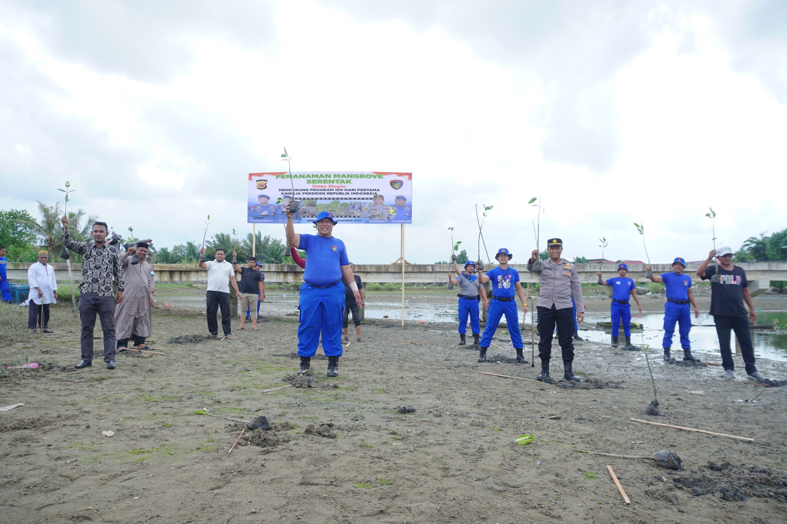 Penanaman 300 Mangrove di Pusong Lama, Sat Pol Airud Polres Lhokseumawe Dukung Program 100 Hari Presiden