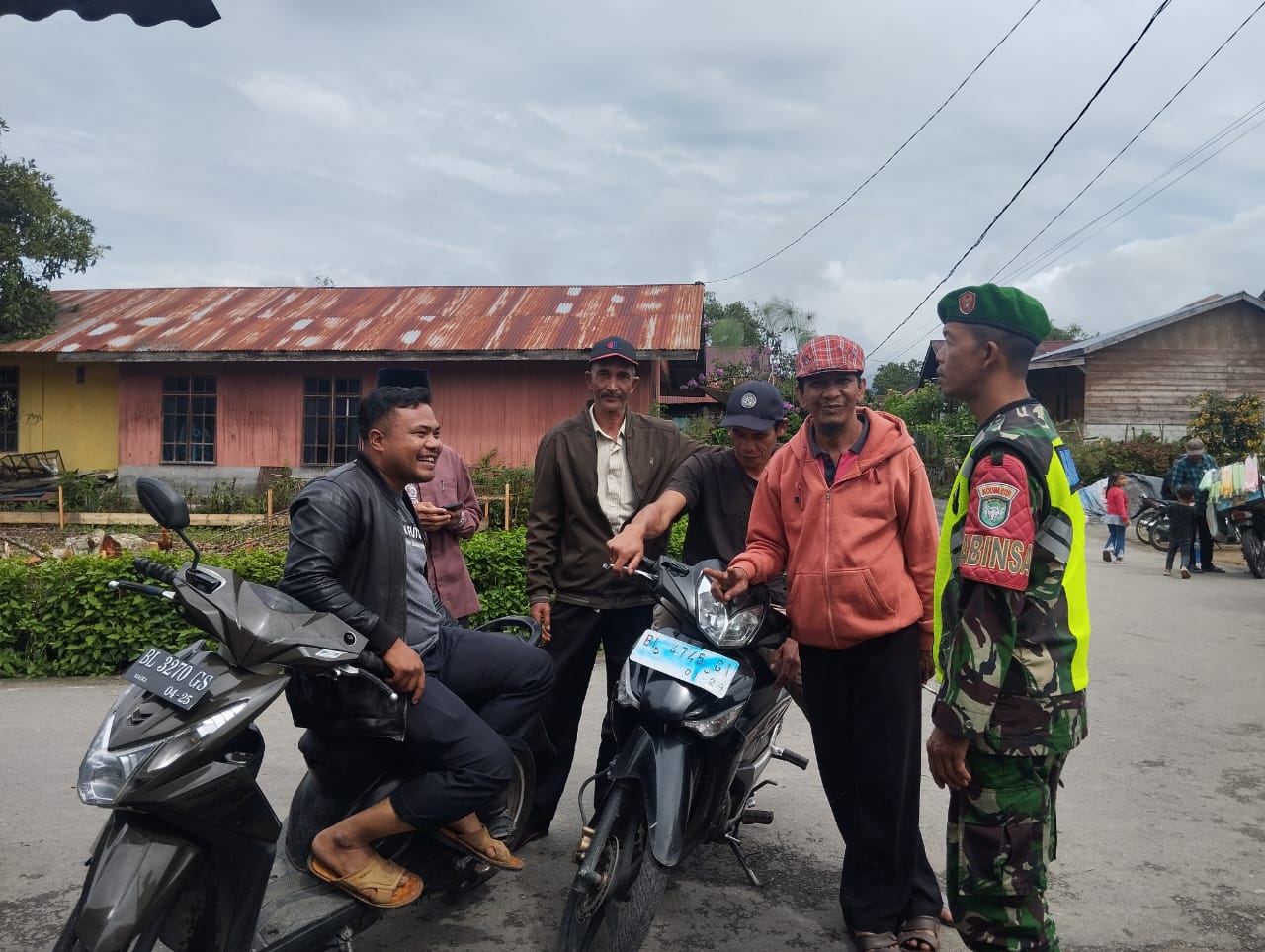 Jelang Pergantian Tahun, Babinsa Menghimbau Masyarakat Tetap Menjaga Kamtibmas