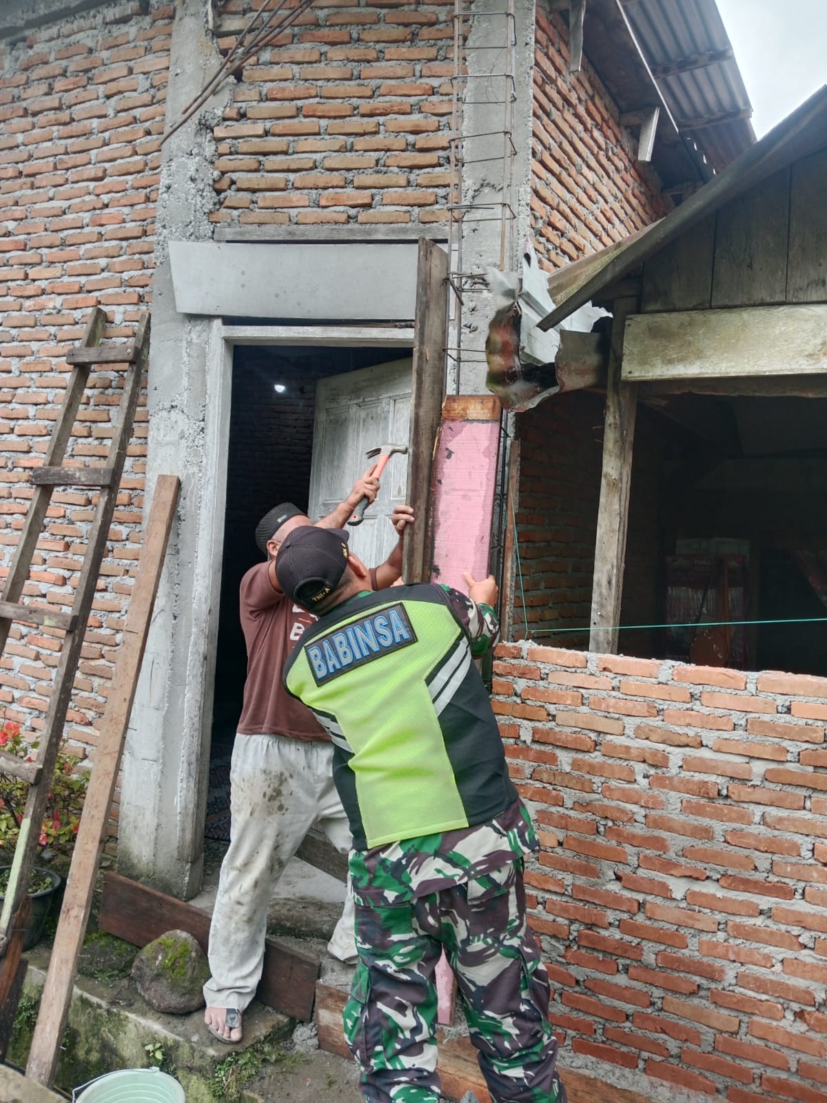 Selalu Ada Bersama Rakyat, Babinsa Bantu Pemasangan Papan Cor Tiang Beton Rumah Warga