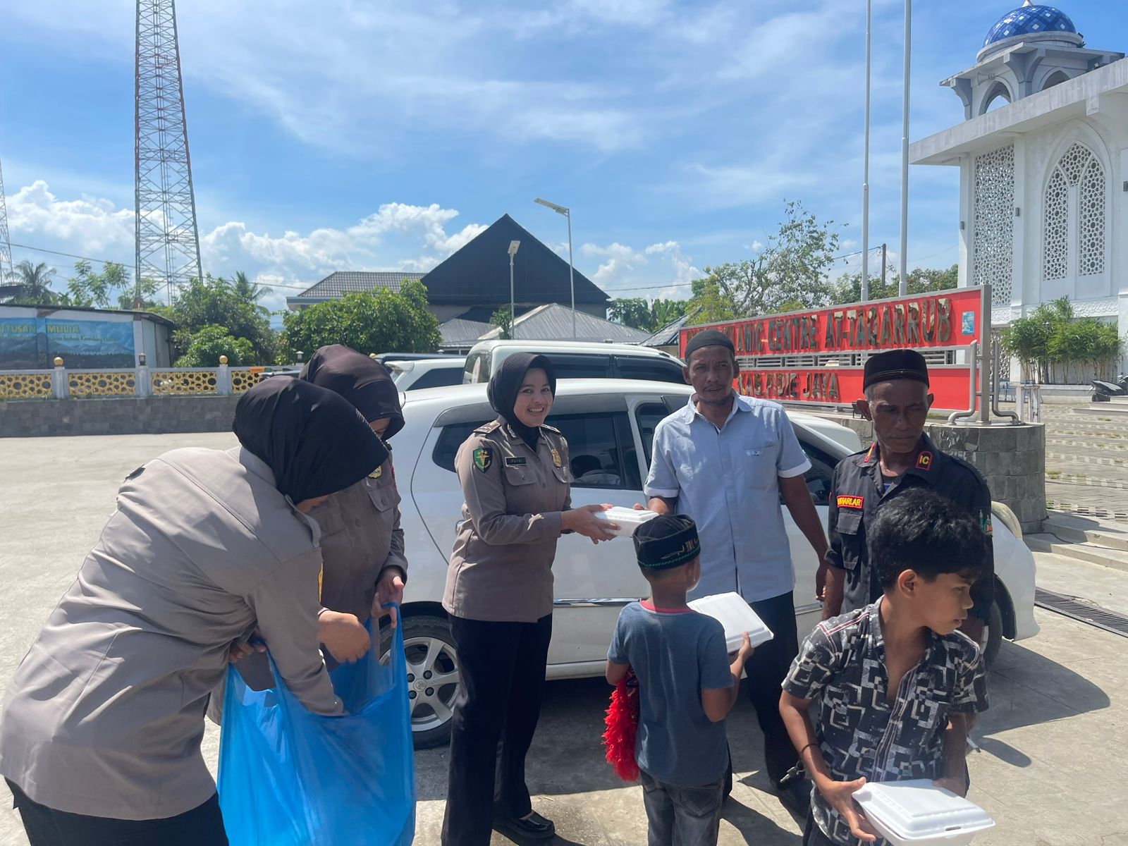 Polwan Polres Pidie Jaya Tebar Kebaikan di Kegiatan Jum’at Berkah