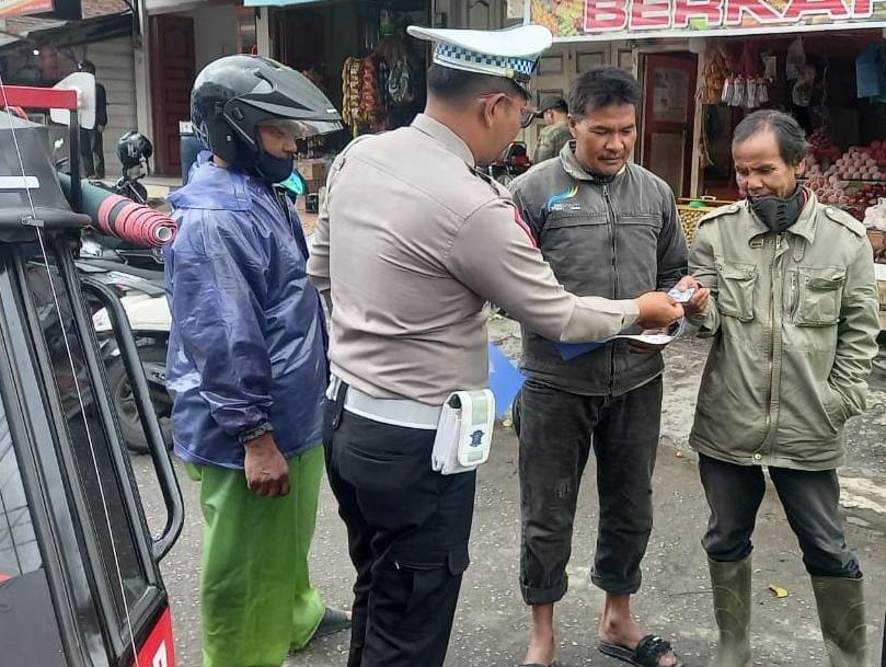 Minimalisir Laka Jelang Nataru, Satlantas Polres Aceh Tengah Sosialisasi Pengendara Disertai Pembagian Buku Dan Stiker Tertib Berlalulintas