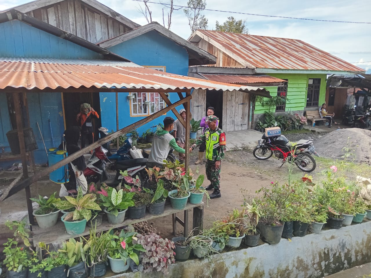 Sambangi Warga Dan Lakukan Komsos, Adalah Cara Babinsa Binter