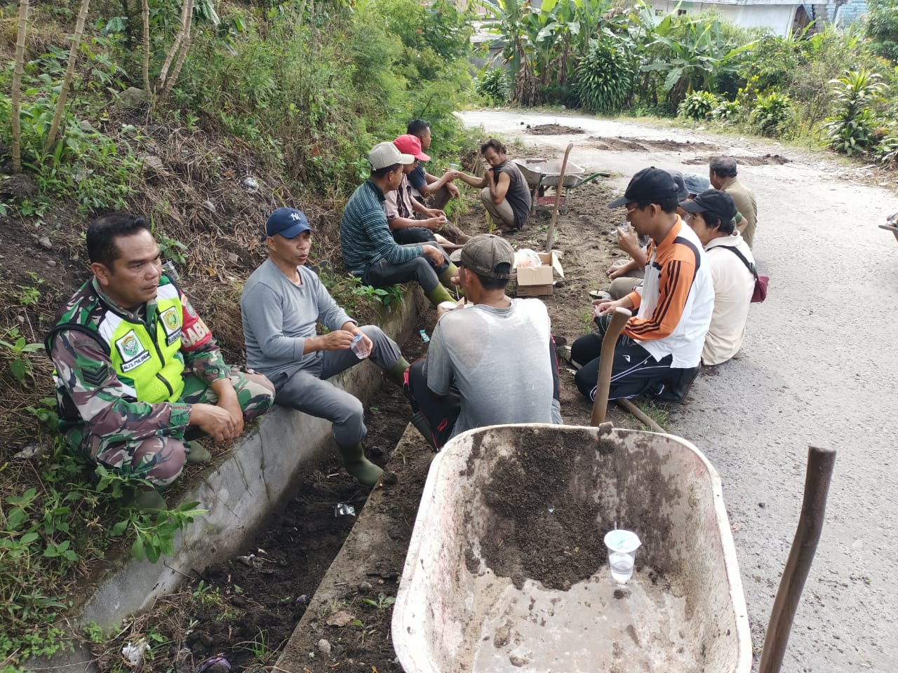 Babinsa 03/TG Motori Pembersihan Parit Di Sepanjang Jalan Akses Menuju Desa