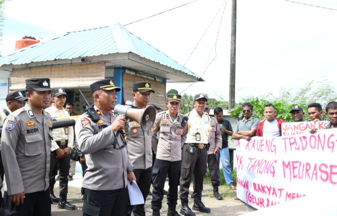 Kabag Ops Polres Aceh Timur Mediasi Pengunjuk Rasa dengan Perusahaan