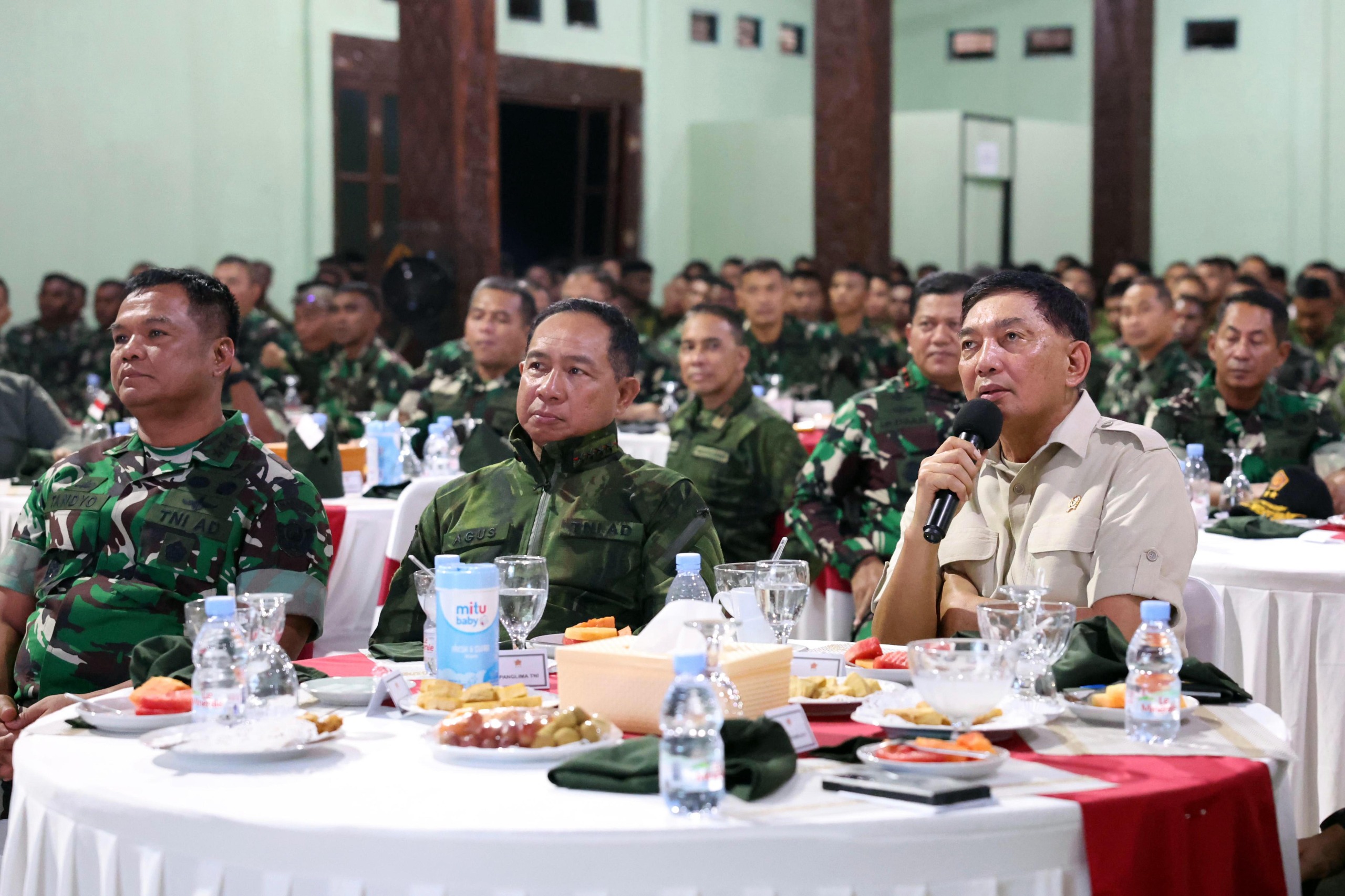 Panglima TNI Bersama Menhan RI Merayakan Malam Pergantian Tahun Bersama Ribuan Prajurit di Papua