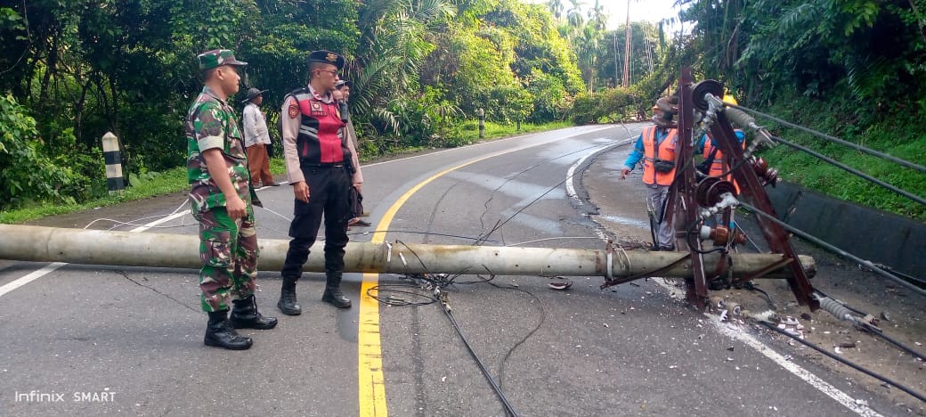 Gerak Cepat, Anggota Koramil 04/PRG Bantu Evakuasi Tiang Listrik Roboh