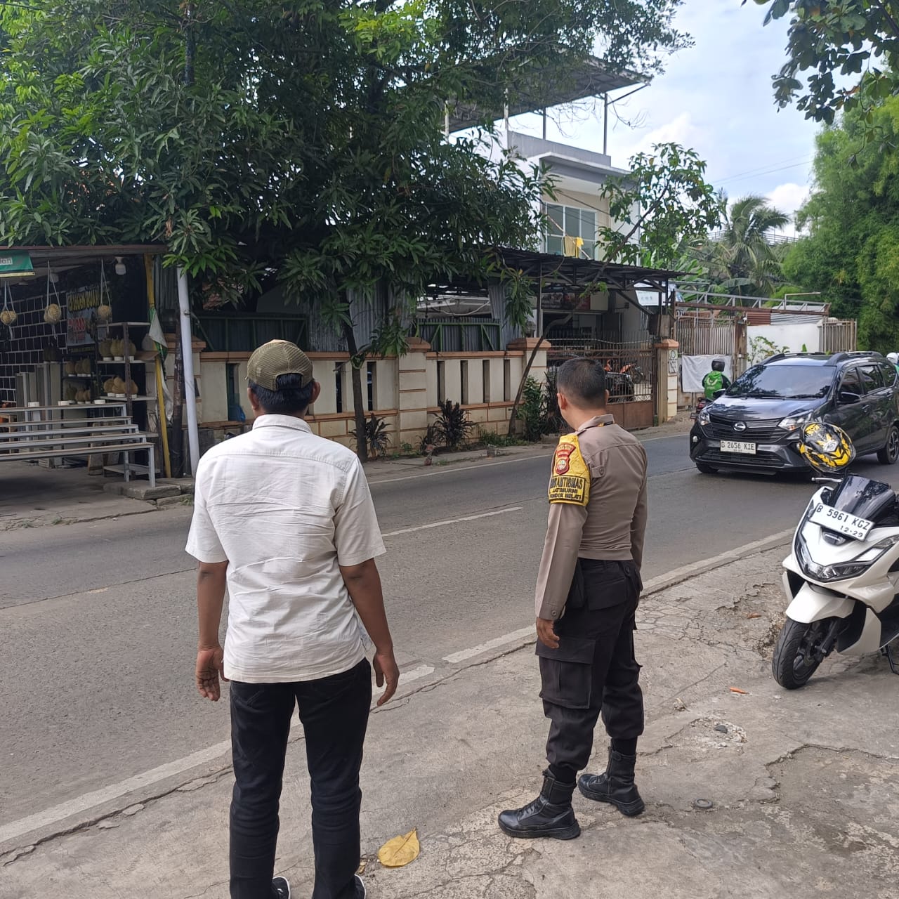 Polsek Pondok Gede Respon Cepat Keluhan Masyarakat di Jalan Raya Hankam