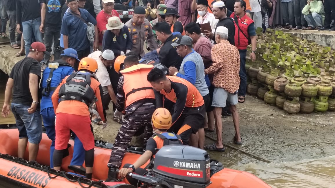 DUA HARI PENCARIAN, BINPOTMAR NIPAH PANJANG BERSAMA TIM SAR GABUNGAN BERHASIL TEMUKAN KORBAN LAKA AIR