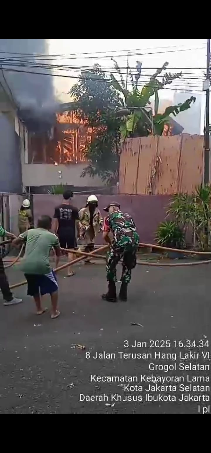 Babinsa Koramil 04/Keb.Lama Bantu Padamkan Kebakaran Rumah Warga