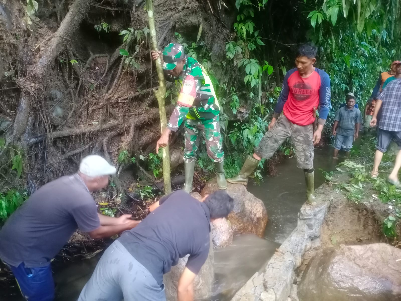 Babinsa Bersama Warga Bersihkan Aliran Irigasi Yang Tertimbun Oleh Batu