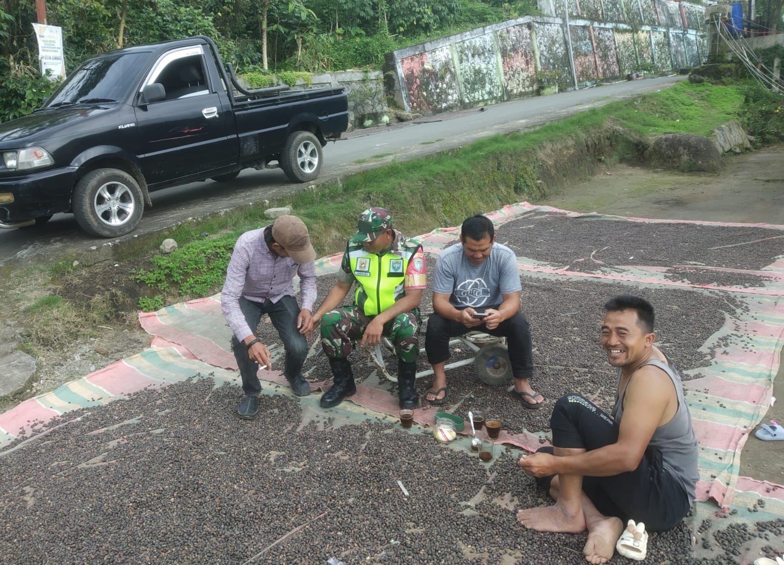 Turun Ke Desa Babinsa Komsos Bersama Warga