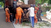 Pembersihan Sampah Yang Menumpuk Oleh Babinsa Pulo Gadung