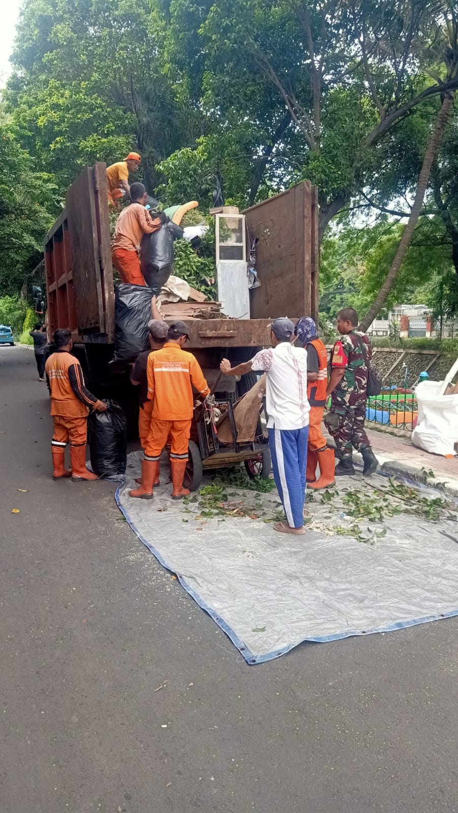 Pembersihan Sampah Yang Menumpuk Oleh Babinsa Pulo Gadung