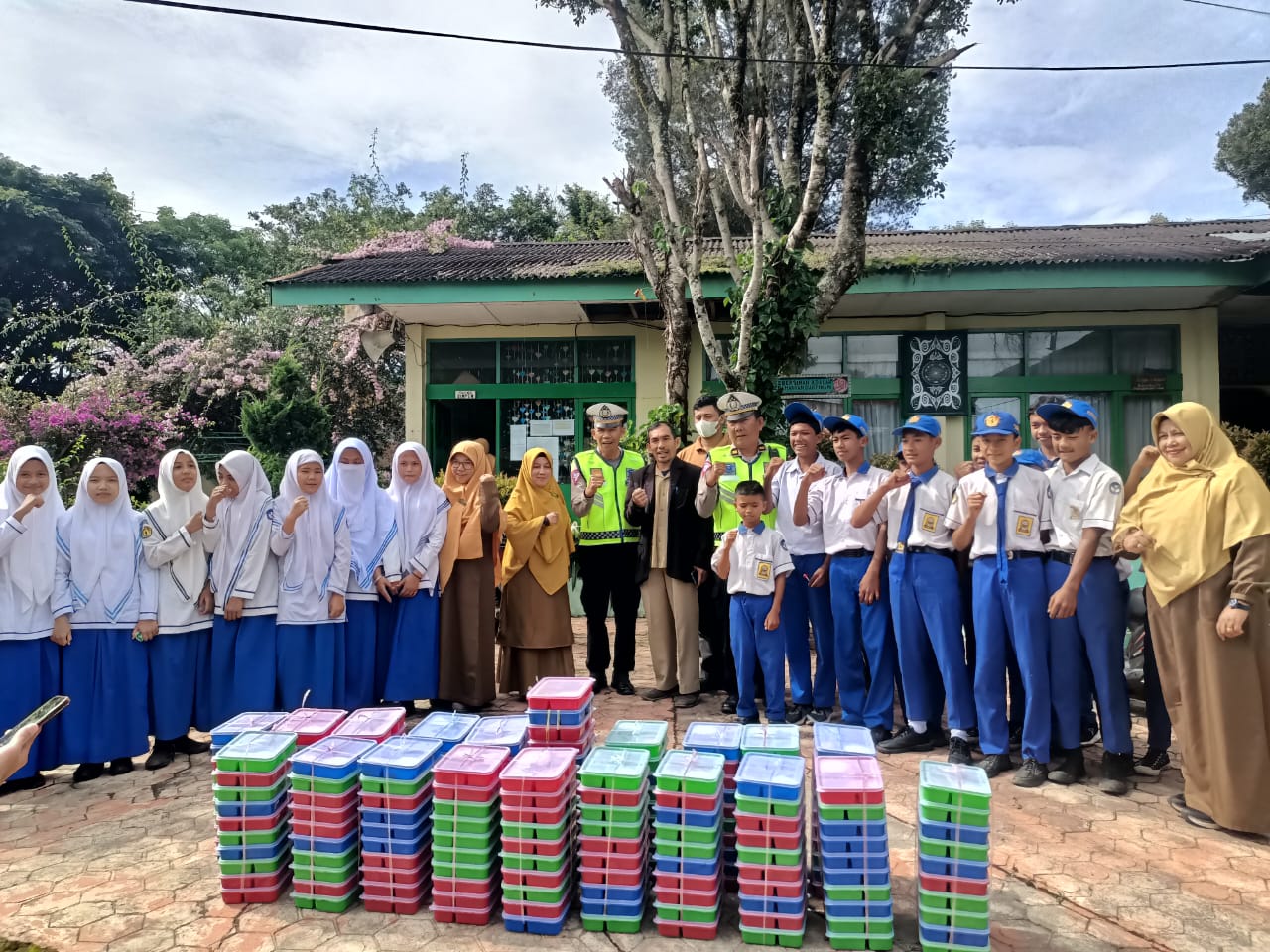 Dukung Program Presiden Prabowo, Polisi Di Aceh Tengah Kawal 2825 Paket Makan Bergizi Gratis Ke Sekolah