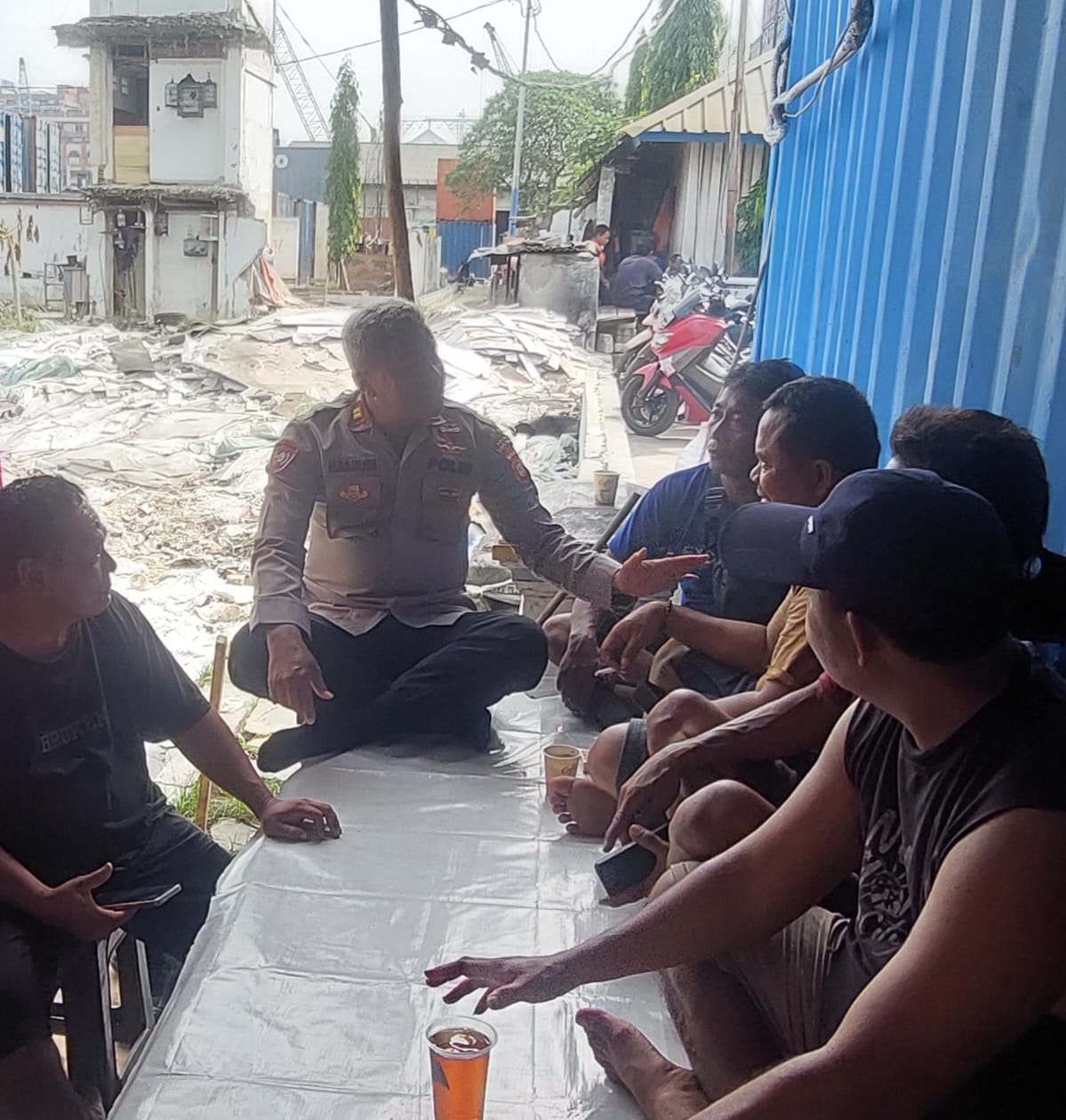 Kebersamaan Ngopi Kamtibmas bersama Pengemudi Truk untuk Colling System