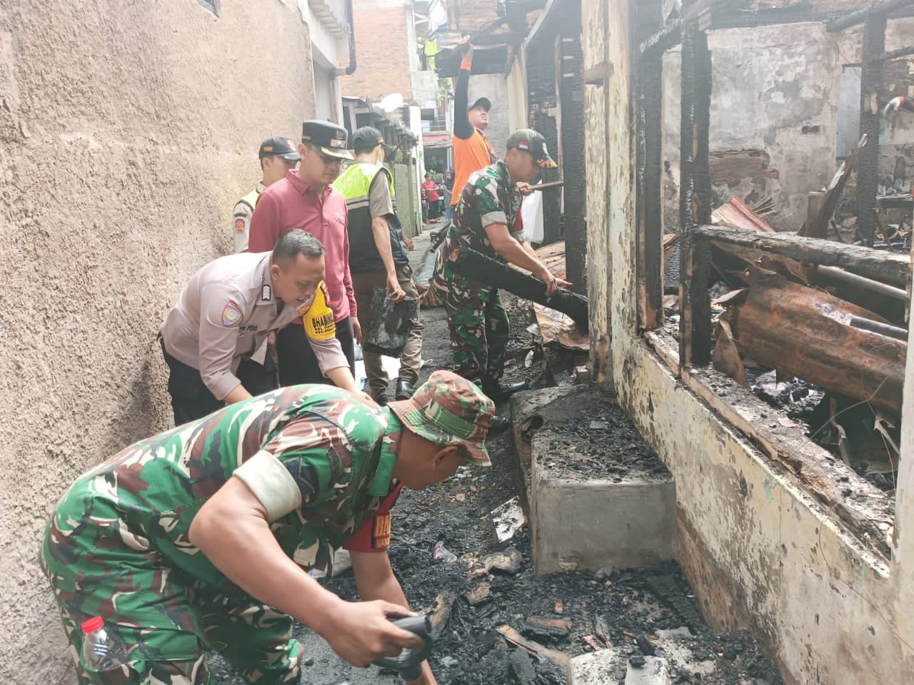 Babinsa 05/Keb. Baru bersama Warga Karya Bakti Paska Kebakaran Rumah Warga