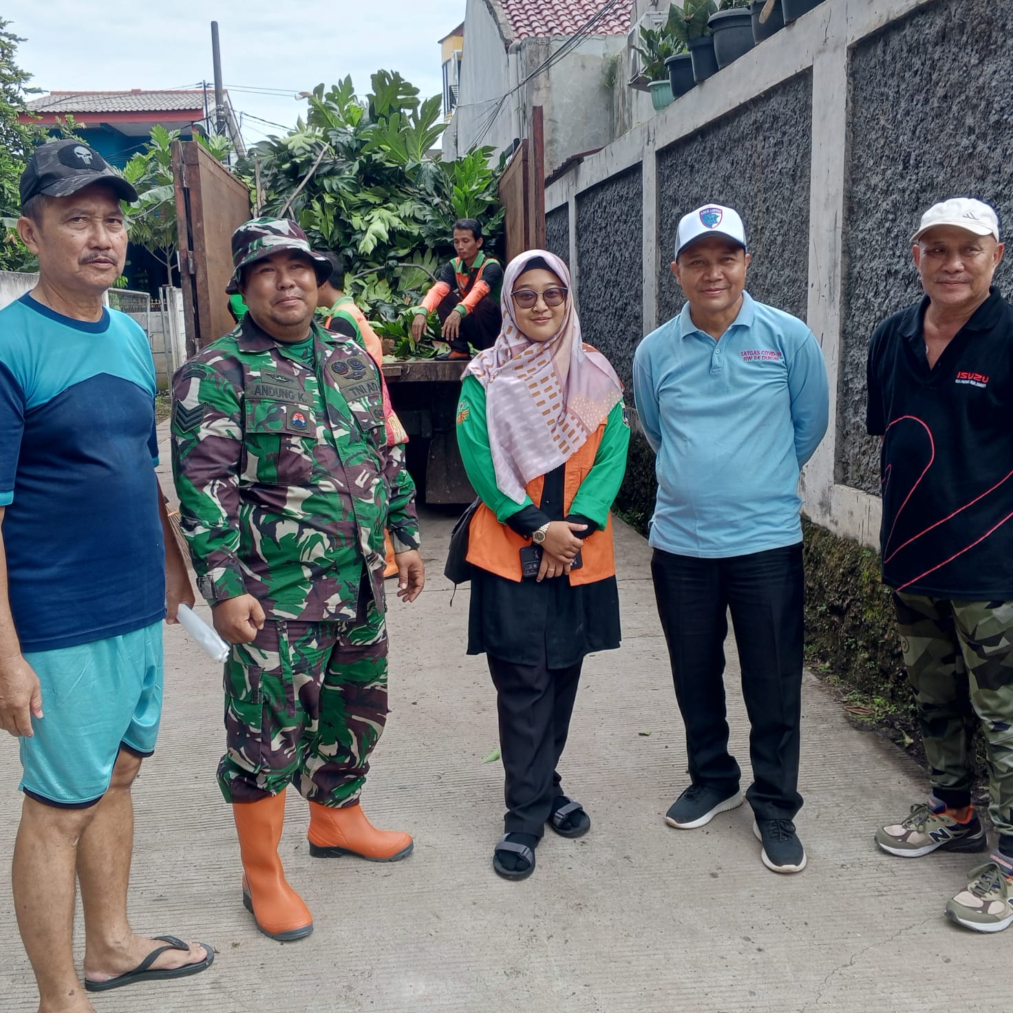 Toping Ranting Cegah Pohon Tumbang Oleh Koramil Kramatjati Giat Karya Bakti Robert