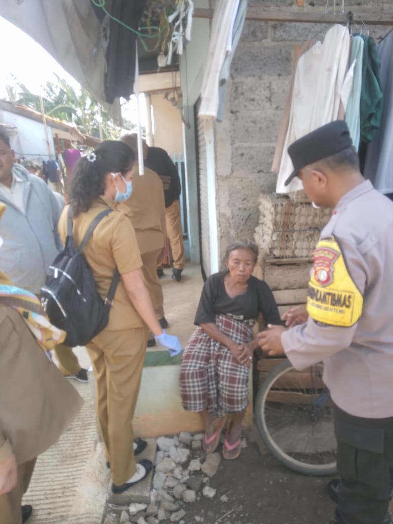 BHABINKAMTIBMAS KELURAHAN BOJONG MENTENG EVAKUASI ODGJ UNTUK DAPATKAN PERAWATAN