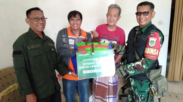 Babinsa Kalijaga Lakukan Pendampingan Kegiatan Bansos kepada Lansia dan Veteran