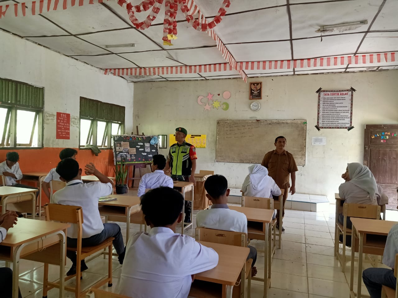 Tanamkan Rasa Cinta Tanah Air, Babinsa Berikan Materi Wasbang kepada Siswa SMA