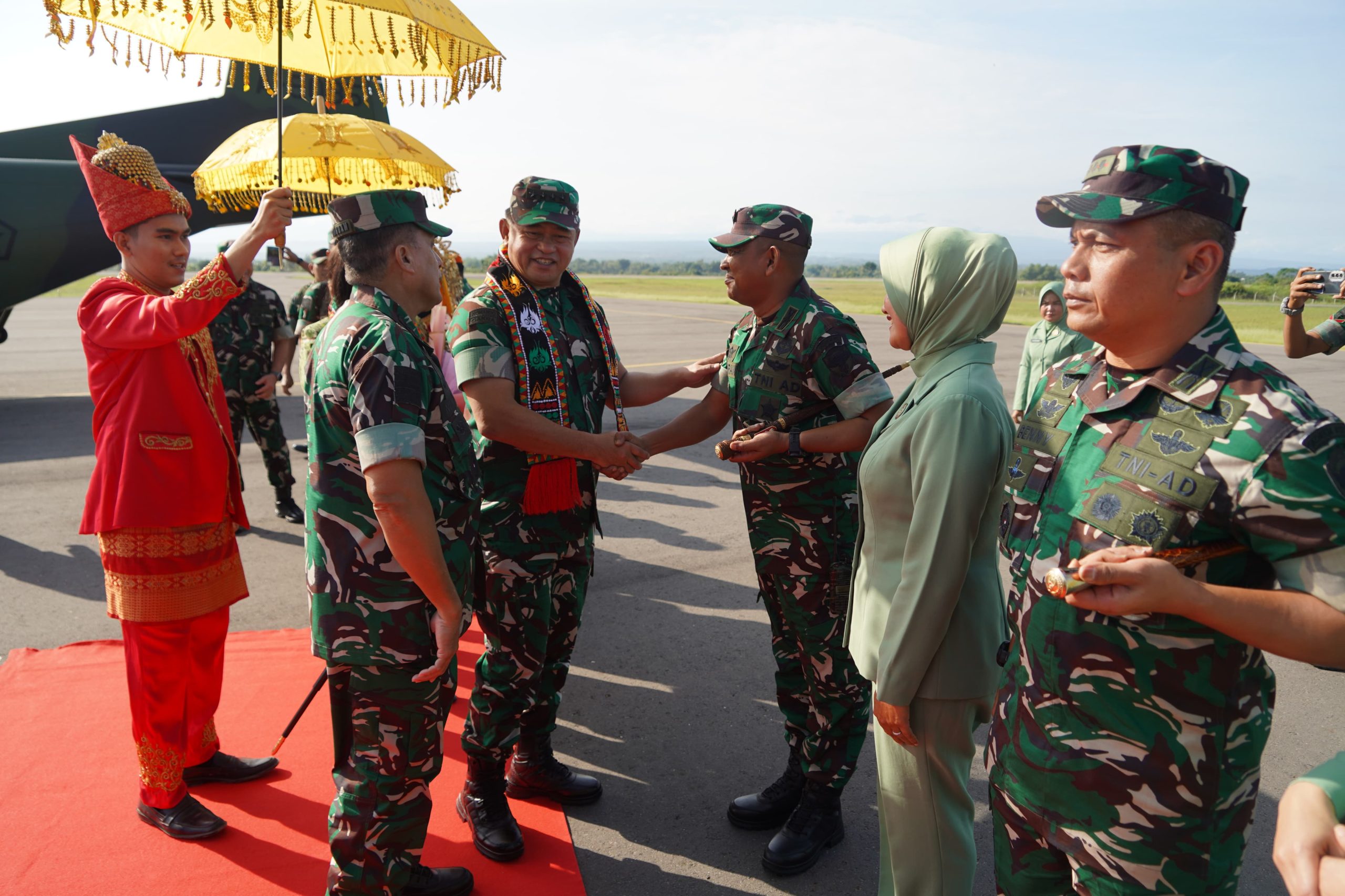 Pangdam IM didampingi Ketua Persit KCK Daerah IM sambut Kasad dan Ketua Umum Persit KCK di Bandara Malikusaleh.