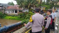 Polsek Matraman Tinjau Genangan Air di Sungai Ciliwung