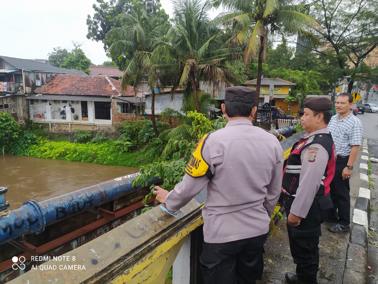 Polsek Matraman Tinjau Genangan Air di Sungai Ciliwung