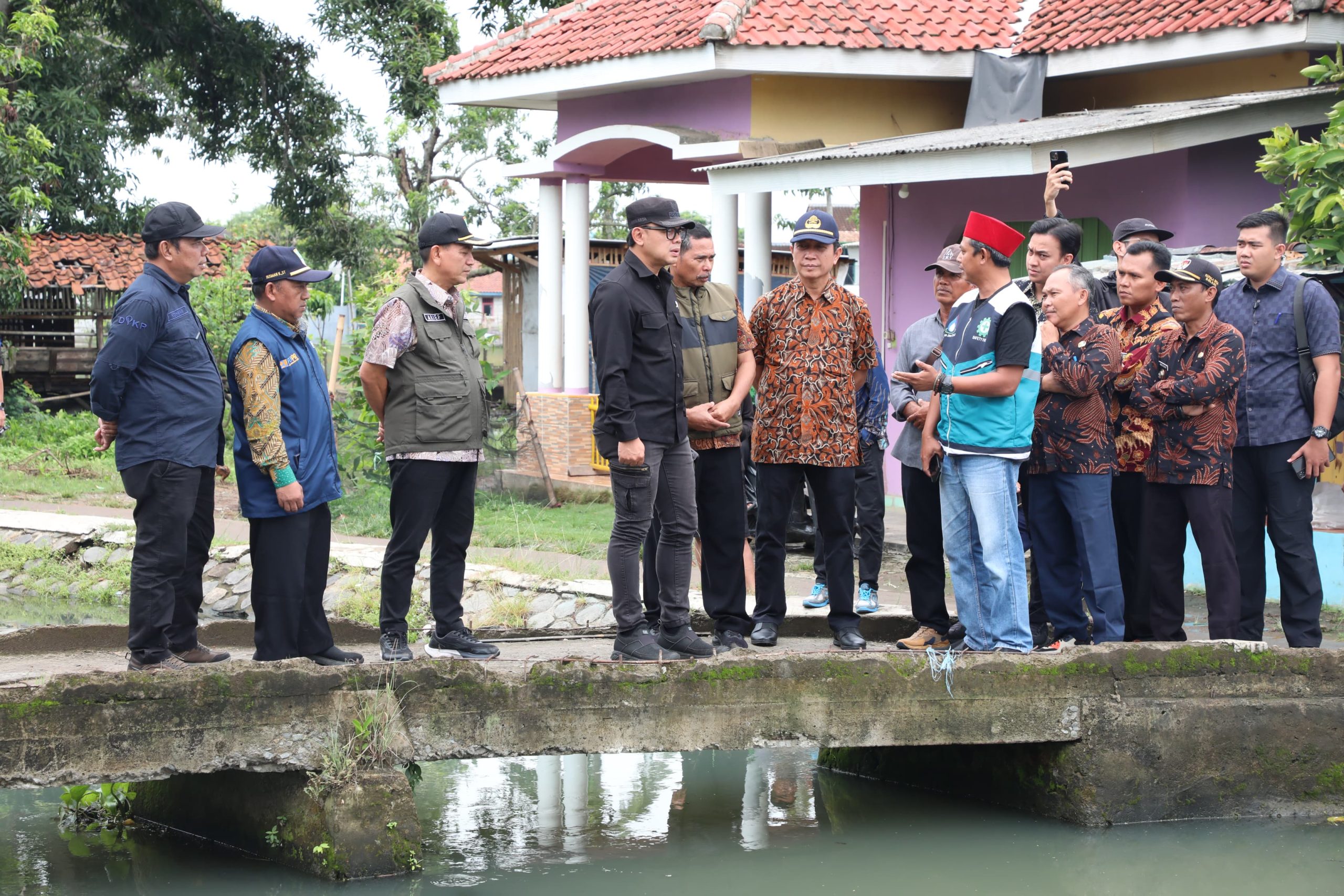 Tinjau Irigasi di Karawang, Wamendagri Serap Aspirasi Petani Mengenai Persoalan Pangan