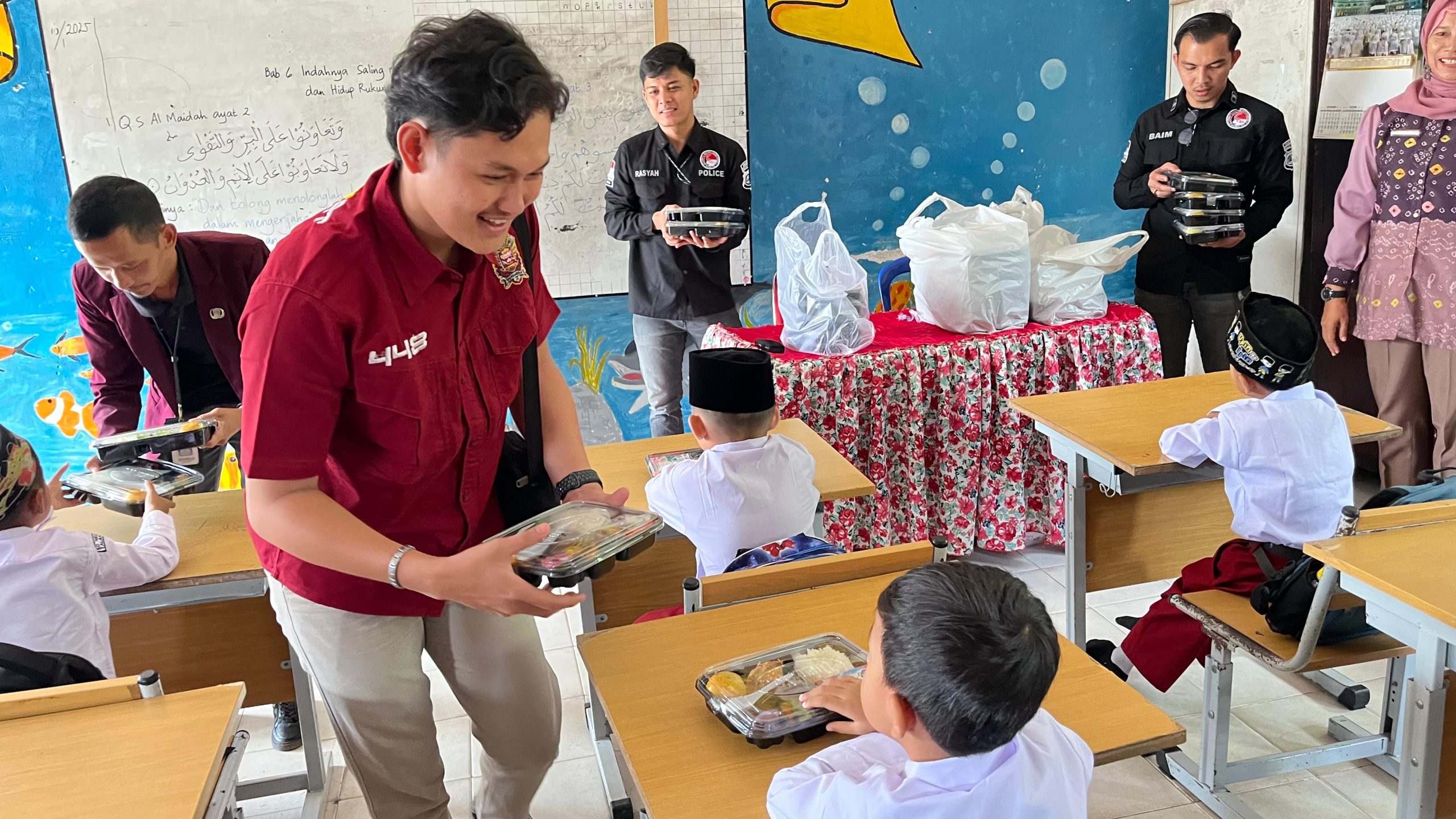 Polres PALI Bagikan Makanan Bergizi Kepada Anak SDN 6 Talang Ubi