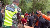 Tim SAR Gabungan TNI Polri BPBD Berhasil Temukan Dua Korban Tanah Longsor Di Wih Pesam