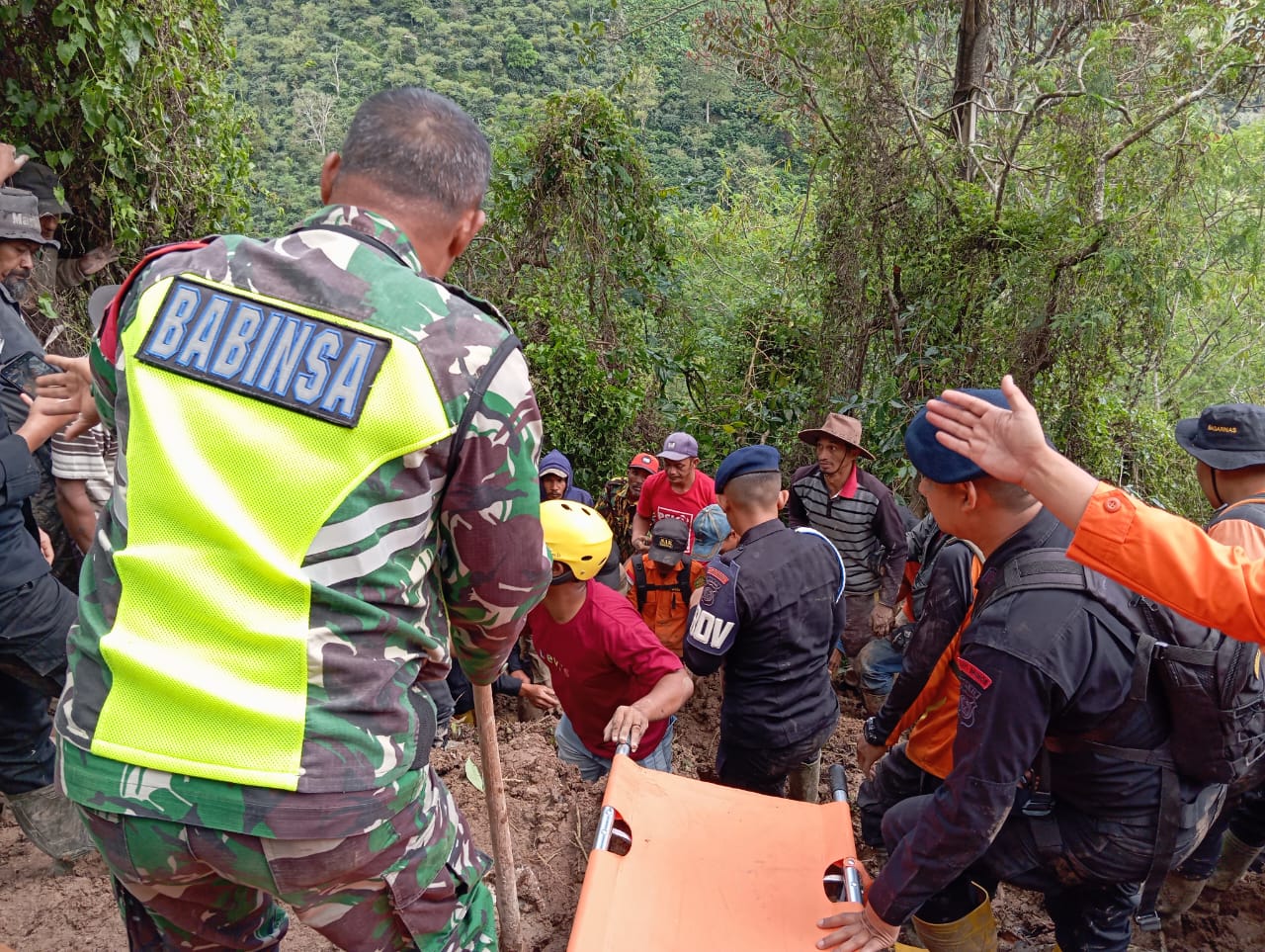 Tim SAR Gabungan TNI Polri BPBD Berhasil Temukan Dua Korban Tanah Longsor Di Wih Pesam