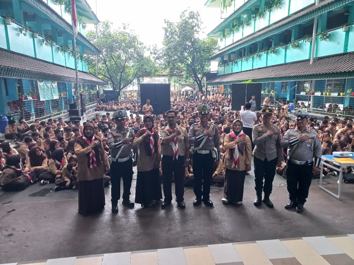 Siswa SMP 53 Diajak Tertib Lalu Lintas Lewat Polisi Peduli Pendidikan