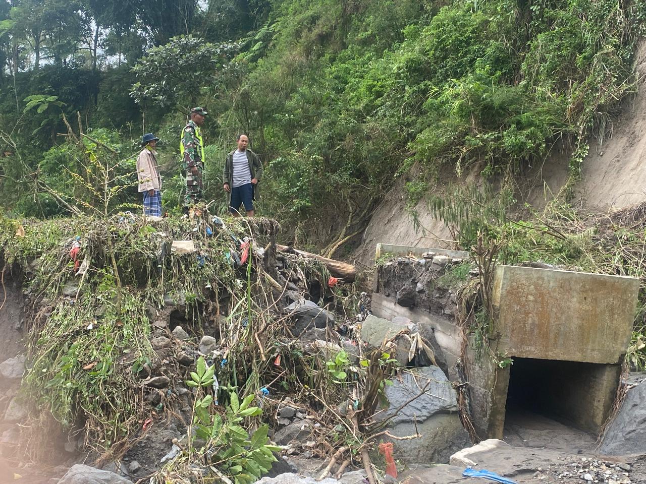 Babinsa Koramil 02 Wps Tinjau Akses Jembatan Terputus Akibat Luapan Air